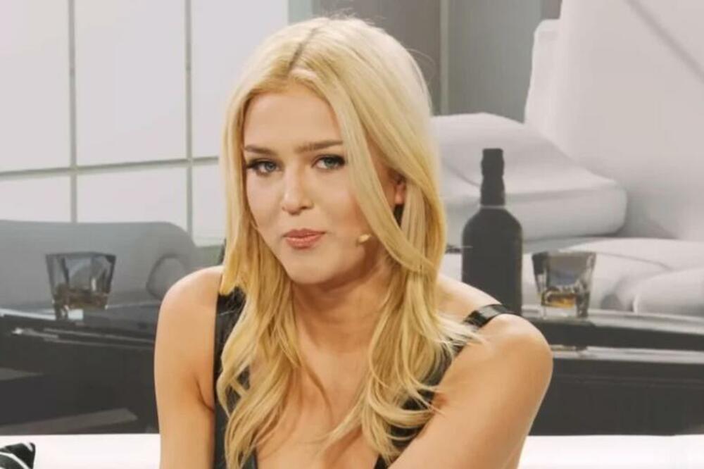 VODITELJKA SNIMALA REKLAMU, A SVI GLEDALI SAMO U JEDNU STVAR: Kamera više puta ZUMIRALA, SVE ISPALO (VIDEO)