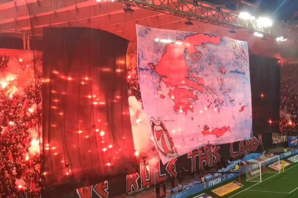 "MI VLADAMO OVOM ZEMLJOM"! Maestralna koreografija i bakljada navijača Olimpijakosa (VIDEO/FOTO)