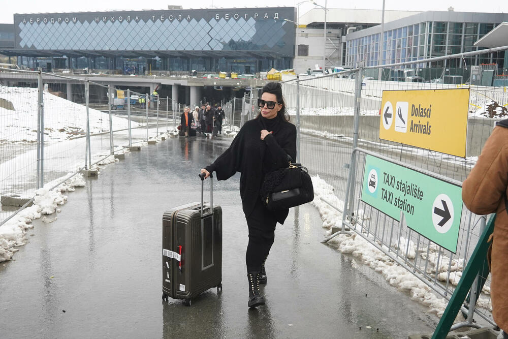 Domaća javnost ju je upoznala 1994. godine kao ženu pevača Željka Šašića