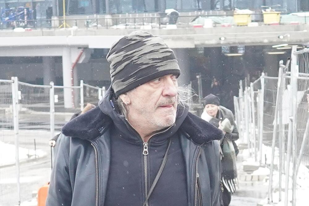 PAŠĆETE SA STOLICE KAD SHVATITE O KOME JE REČ! JUGOSLOVENSKI PEVAČ u NEPREPOZNATLJIVOM IZDANJU, šta mu se desilo?