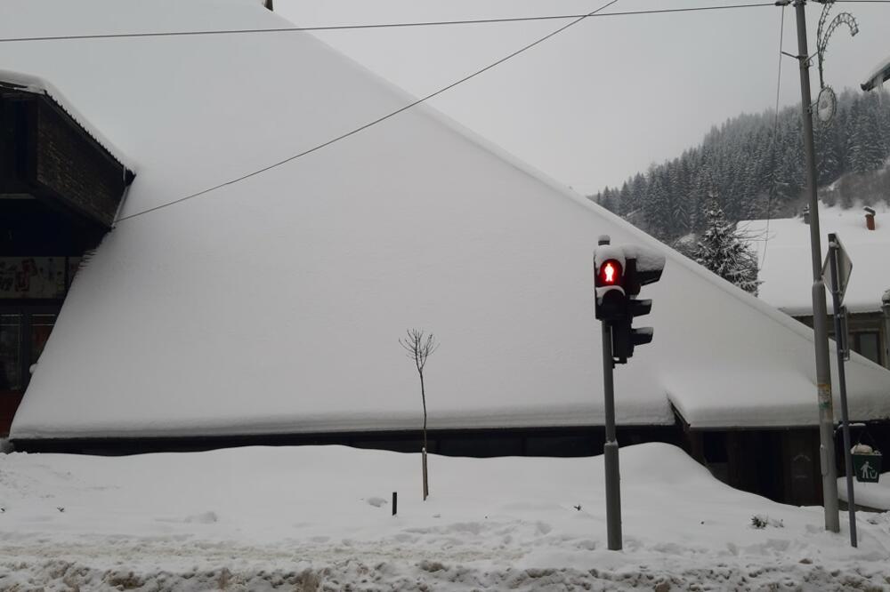 CIKLON SRBIJI DONEO NEZAPAMĆEN APRILSKI SNEG: Pogledajte SATELITSKI SNIMAK, evo gde je CENTAR ove pojave! (FOTO)