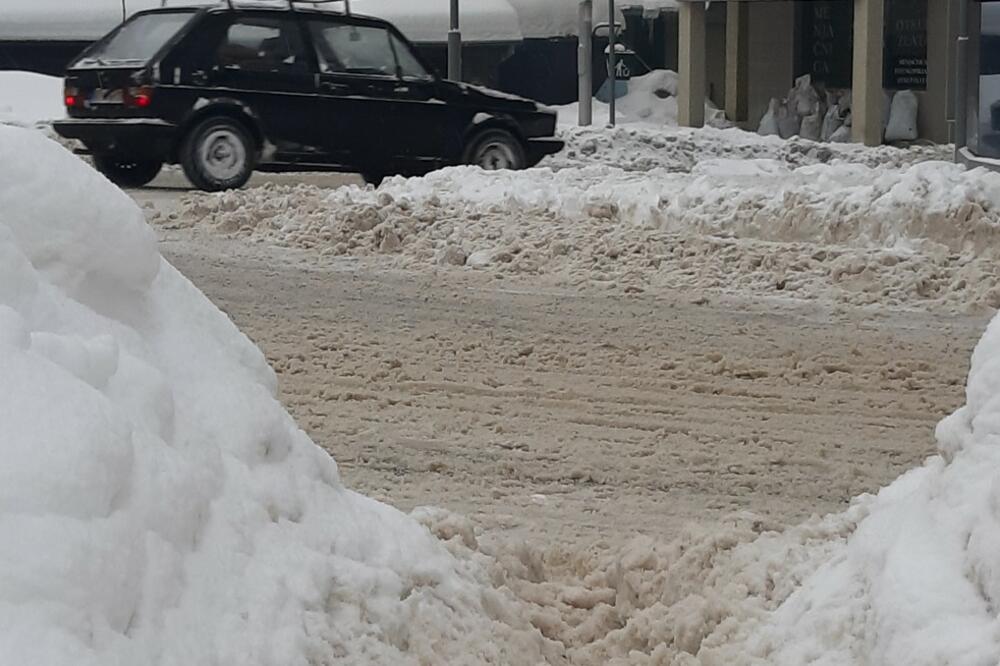 VOZAČI, DOBRO PRIPAZITE: U ova 4 grada u Srbiji ima do 5 CENTIMETARA SNEGA! Magla i POLEDICA otežavaju SAOBRAĆAJ