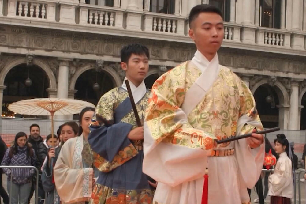 Kineska tradicionalna nošnja na Venecijanskom karnevalu (VIDEO)