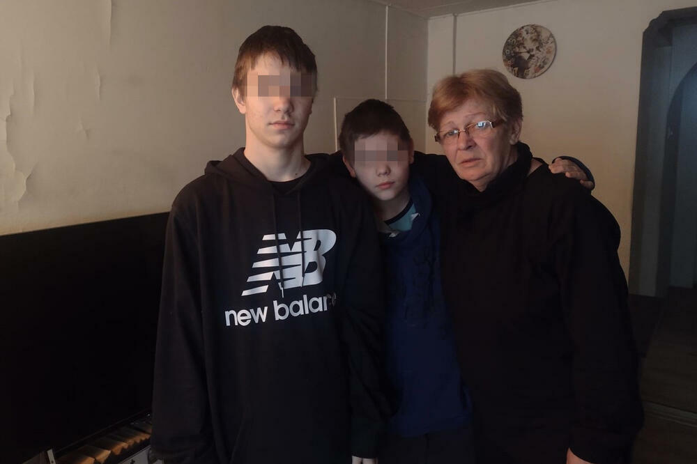 STIŽE POMOĆ DECI ČIJA JE MAJKA PREMINULA U AVIONU: Evo šta mališani i njihova baka dobijaju