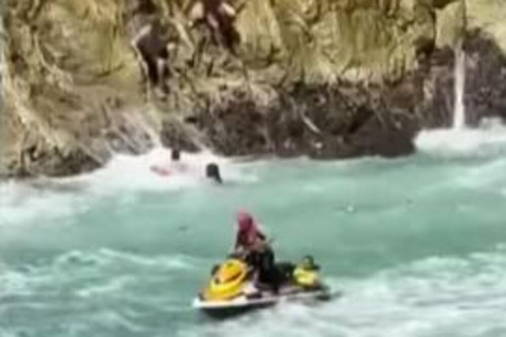 DEVOJČICA (8) SE BORI ZA ŽIVOT: Pala sa stene u UZBURKANO MORE, tata skočio za njom! (VIDEO)