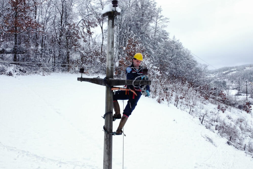 PROGLAŠENA VANREDNA SITUACIJA U PRIJEPOLJU: Ljudi i dalje BEZ STRUJE, sela ODSEČENA od sveta!