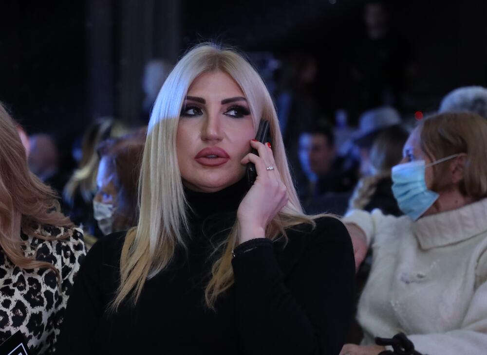 Zovu je 'Karleušina dvojnica'