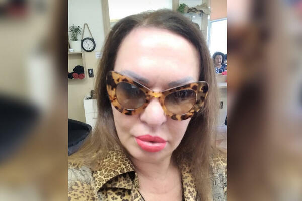 ŽENA SA FOTKE JE NEKADA BILA NAJLEPŠA U SRBIJI: Misica za kojom su svi LUDELI, da li prepoznajete o KOME JE REČ?