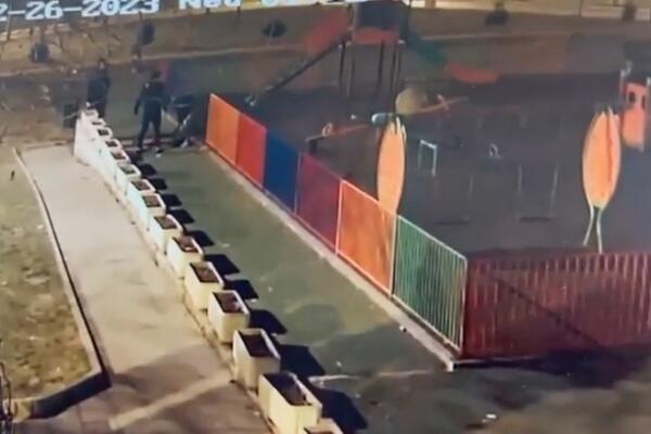 GRAĐANI NAJURILI LOPOVE U NOVOM PAZARU, ISPLIVAO SNIMAK: Pokušali da ukradu klupe sa dečjeg igrališta