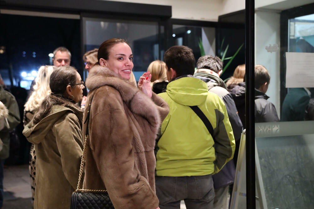 POJAVILA SE NAKON SKANDALA SA GOLIM SLIKAMA I ODUVALA PRISUTNE: Glumica NIKAD LEPŠA posle ILEGALE, znate ko je?