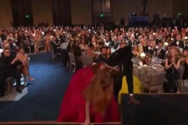 DA LI JE OVO MOGUĆE? Glumica se PROSULA ispred BINE, kamere SNIMILE blam o kom BRUJI CEO SVET (VIDEO)