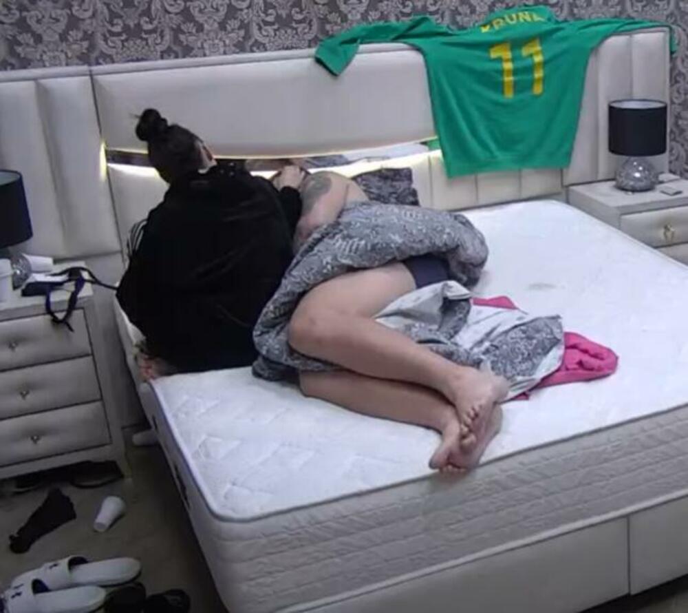 Želala je pored njega