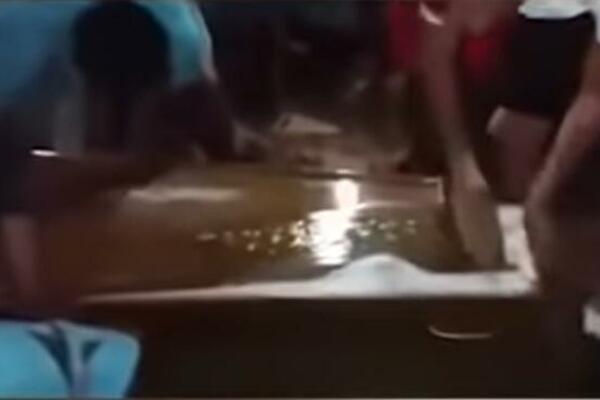 IZ GROBA DEVOJKE SE 11 DANA ČULA VRISKA I UDARCI: Kada su ga NAPOKON OTVORILI, prizor ih je ZAPREPASTIO (VIDEO)