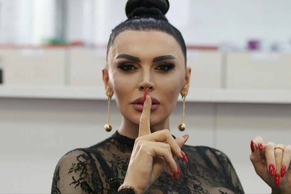 BIVŠI DEČKO POZNATE DAME ZAVODI TRANSRODNU PEVAČICU PROSTITUTKU: Pevušio joj na uvce, SVE KAMERA ZABELEŽILA