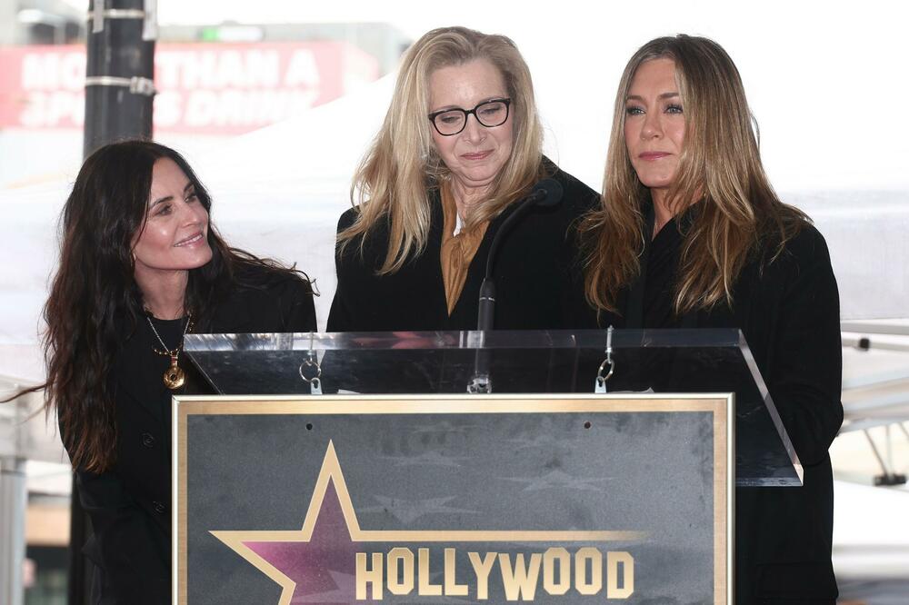 Dženifer Aniston i Lisa Kudrou imale su svoj šou i nasmejale su prisutne dok su iza podijuma odale počast svojoj koleginici.