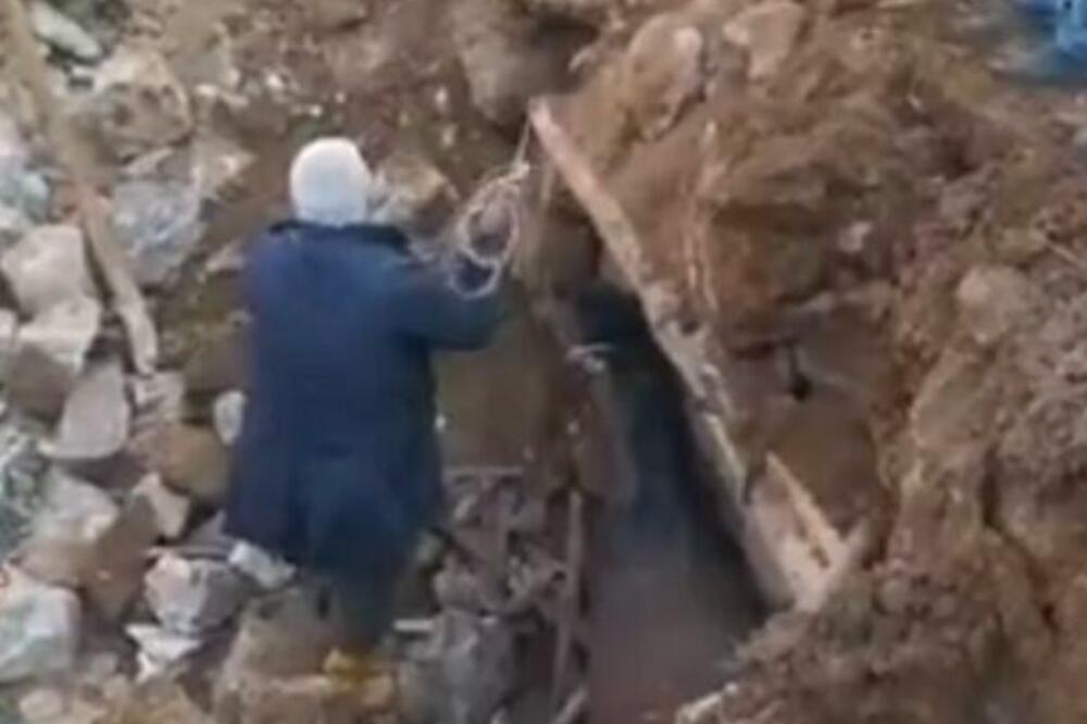 ŽIV KONJ IZVUČEN IZ RUŠEVINA NAKON TRI NEDELJE: Novo ČUDO u Turskoj, objavljen snimak SPASAVANJA (VIDEO)