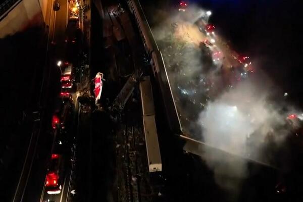 STRAVIČNI SNIMCI NESREĆE U GRČKOJ: Ovo je najsmrtonosnija železnička nesreća u poslednjih 10 godina! (VIDEO)