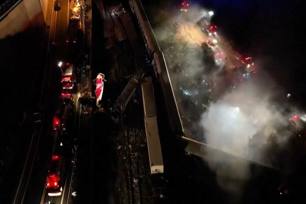 STRAVIČNI SNIMCI NESREĆE U GRČKOJ: Ovo je najsmrtonosnija železnička nesreća u poslednjih 10 godina! (VIDEO)