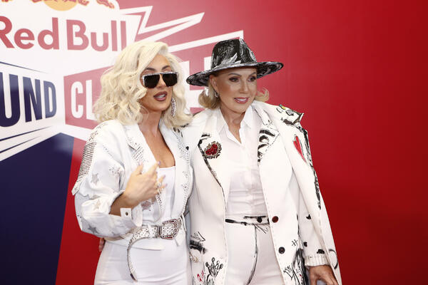 JEL OVO "GLEDAJ MAJKU BIRAJ ĆERKU"? Brena se pojavila sa DVOJNICOM, LJUDI OSTALI BEZ TEKSTA kada su ih videli