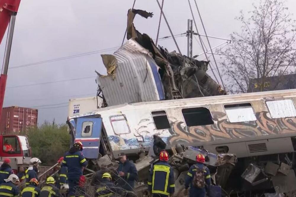 STRAHUJE SE DA ĆE BROJ ŽRTAVA RASTI: Dron uključen u potragu za ljudima iz voza, DRAMATIČNE scene nakon sudara!