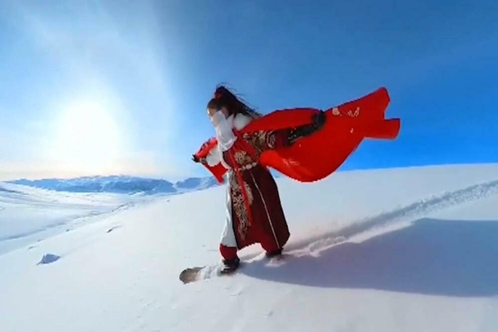 Skijalište u Sinđijangu privlači brojne turiste! VIDEO