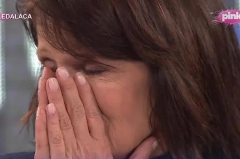 "MAMA SMIRI SE, NISI TI NIŠTA KRIVA": Emotivan susret MAJKE i SINA posle 30 godina, prizor koji PARA DUŠU! (FOTO)