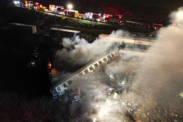 SNIMAK TRAGIČNE NESREĆE U GRČKOJ: Odjeknula ogromna EKSPLOZIJA nakon SUDARA VOZOVA (VIDEO)