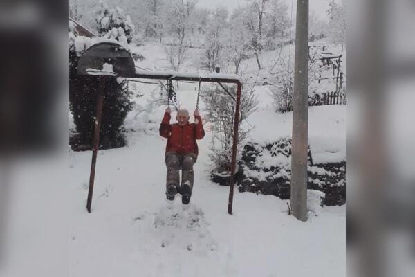 SNEG VEJE, DEDA VIDE SE LJULJA I SVE TO SNIMA SVOJIM SELFI-ŠTAPOM: Omladini pokazuje STARE SRPSKE OBIČAJE! (FOTO)