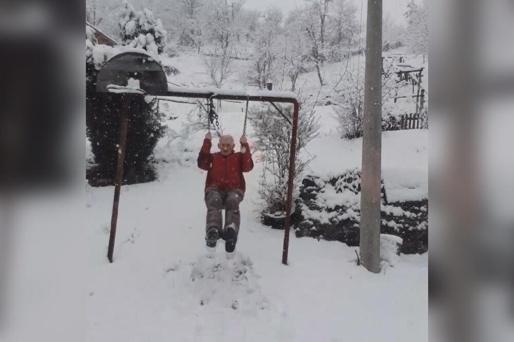 SNEG VEJE, DEDA VIDE SE LJULJA I SVE TO SNIMA SVOJIM SELFI-ŠTAPOM: Omladini pokazuje STARE SRPSKE OBIČAJE! (FOTO)