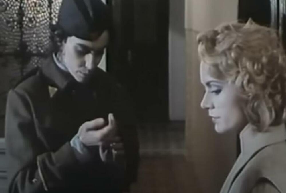 Naziv filma izveden je iz scene u kojoj Petar donosi dve ruže, po jednu za Ljiljanu i Matildu
