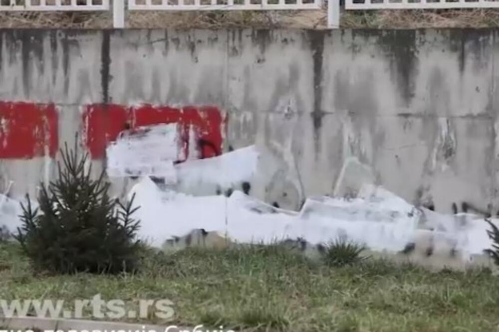 JEZIV GRAFIT OSVANUO NA OGRADI ŠKOLE U NOVOM PAZARU: Zid ubrzo PREKREČEN, oglasio se i direktor ustanove! (FOTO)