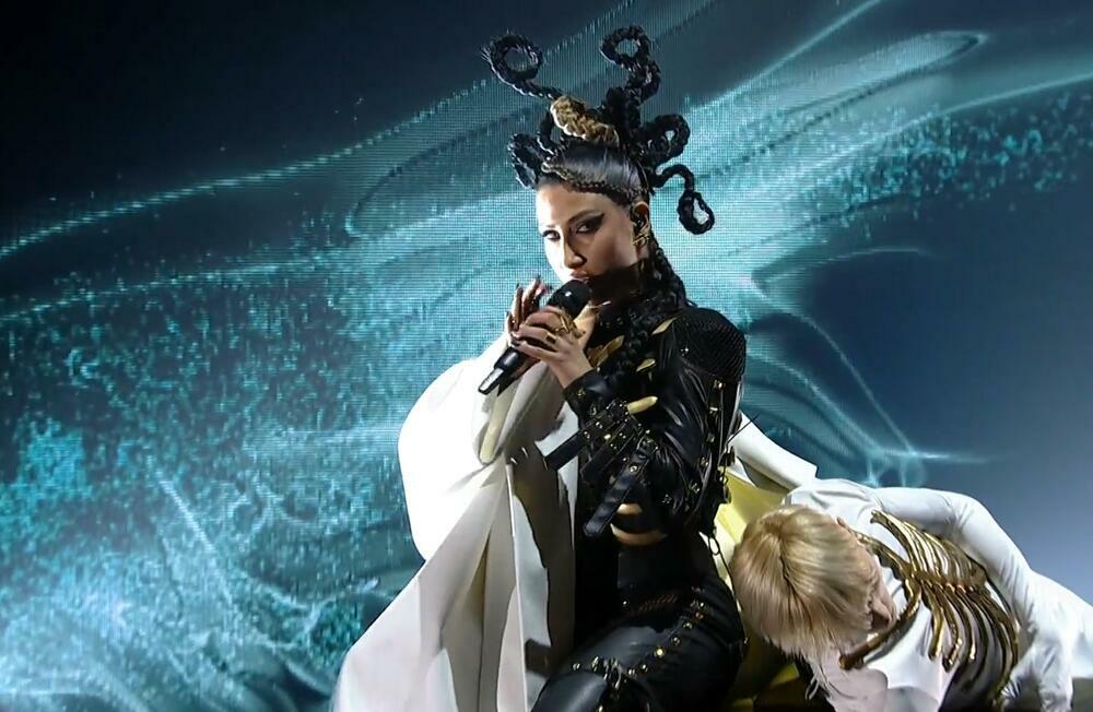 Aneglina tokom nastupa