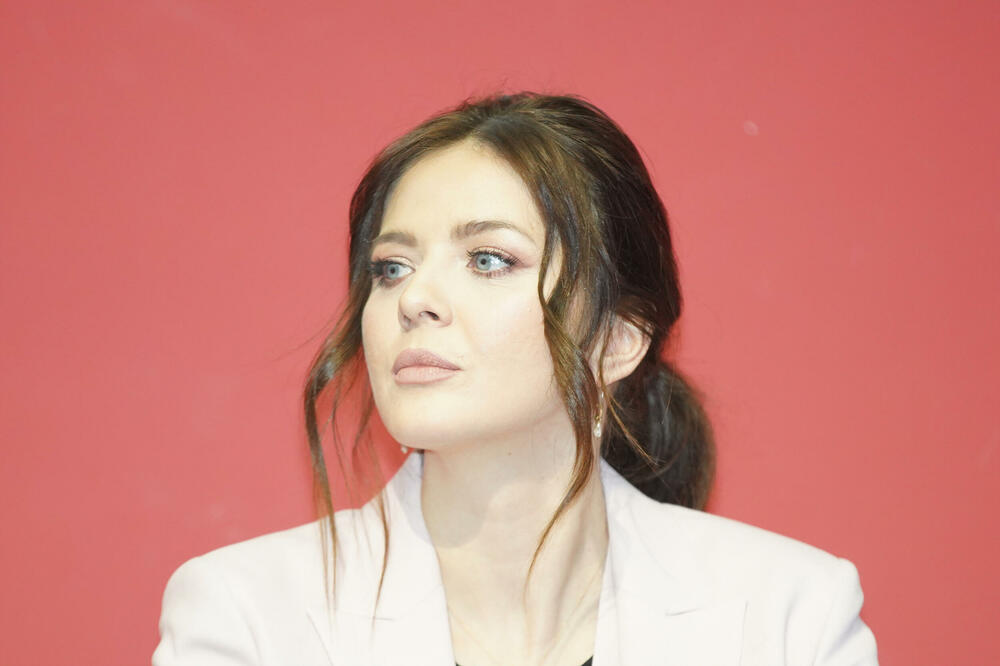 SNAJA I DEVER U INTIMNOM ČINU, NEPRIJATNOST U PORODICI: Sve iza zatvorenih vrata DOMA Nine Janković je na VIDELU