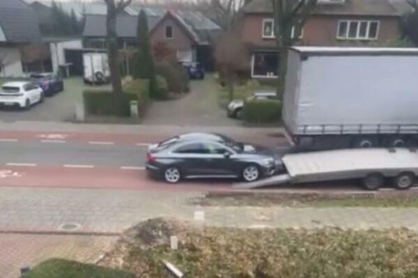 DOSTAVA IZ PAKLA: Kupac gledao kroz prozor isporuku novog AUTOMOBILA, ili bar ono što je od njega OSTALO (VIDEO)