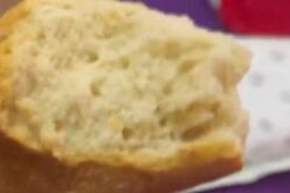 UZELA JE HLEB U RUKE I UDARALA ČEKIĆEM PO NJEMU: Ljudi u NEVERICI gledali ŠTA RADI, da li je OVO REALNO?