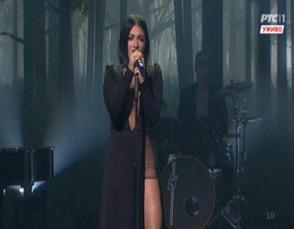 Jelena se večeras u takmičenju predstavila u provokativnom izdanju. 