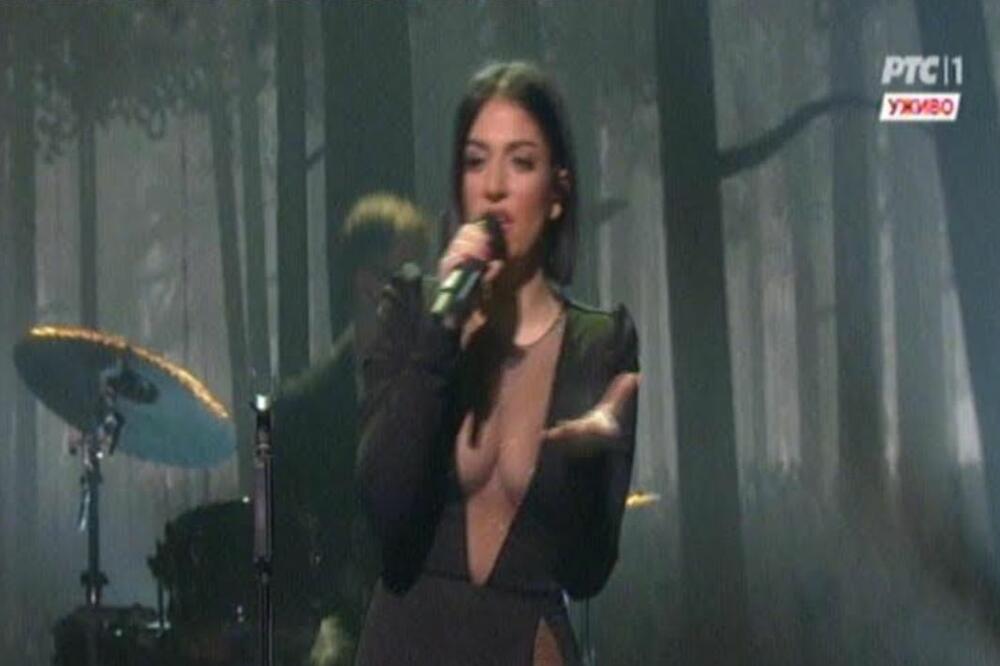 ZA NJU JE PESMU PISAO PREDSEDNIK UO RTS-A: Jelena sve ODUŠEVILA, a o NJENOM PROVOKATIVNOM STAJLINGU SE PRIČA