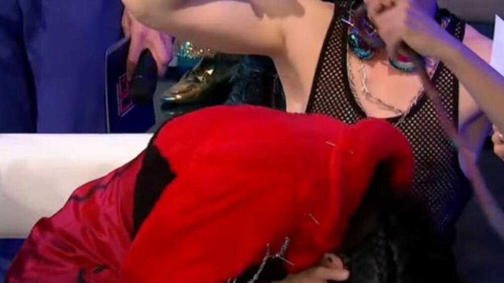 Devojka iz tima grupe 'The Gift' demonstrativno je napustila 'grin rum' zbog neslane šale sa zmijom