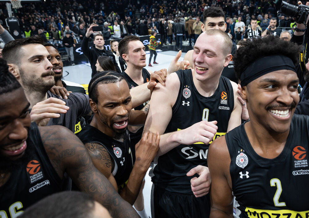 Alen Smailagić sa saigračima 