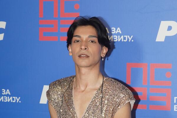 OVOG PEVAČA JE IZ BEKSTEJDŽA BODRIO DEČKO, NEMA ŠTA DA SE KRIJE: Svi pogledi bili UPRTI baš ka njima