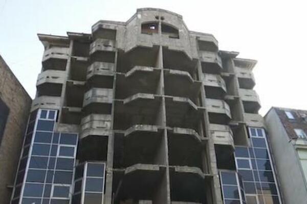 DRŽAVA DALA NOVI ROK NEIMARIMA: Sve više NAPUŠTENIH GRADILIŠTA, jedno takvo u PRESTONICI stanare čeka 40 GODINA!