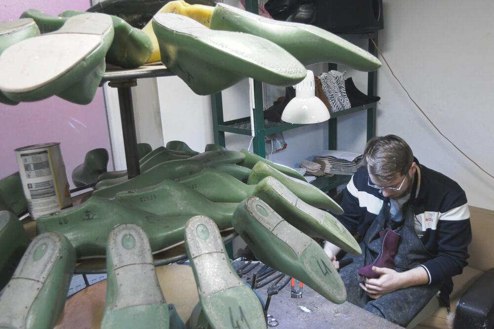 NJIHOVE CIPELE NOSI PREDSEDNIK VUČIĆ, ALKA VUICA I SKORO SVI MINISTRI: Ristići iz Topole prave unikate više od veka