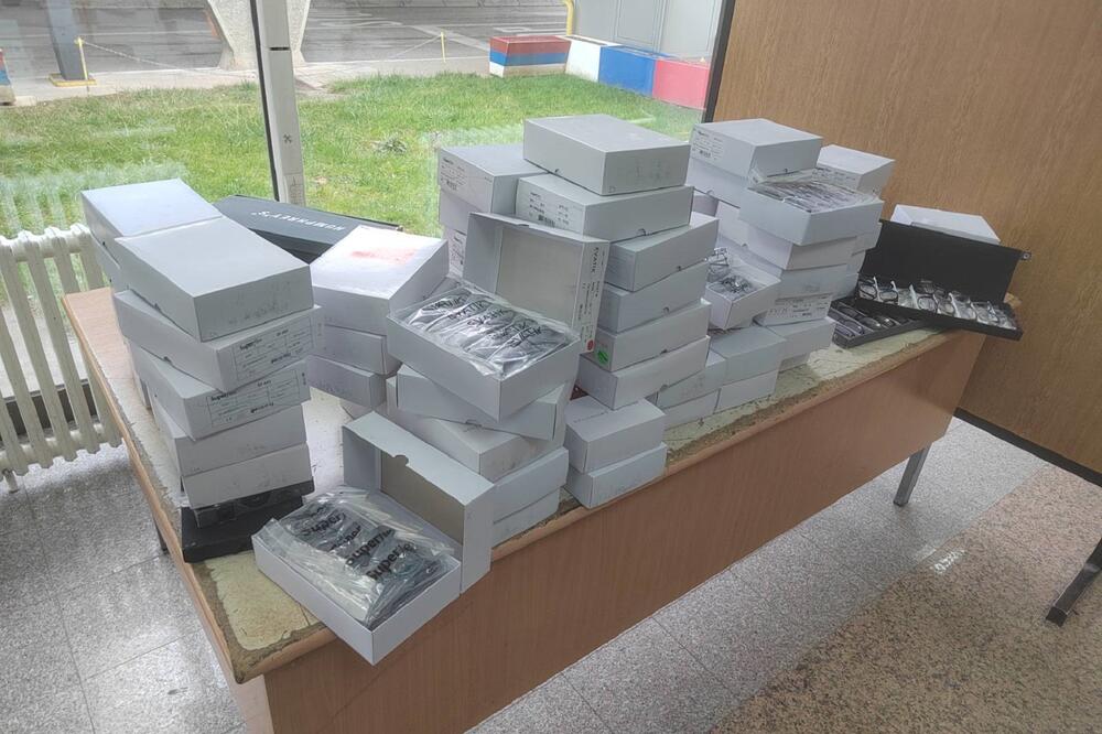 NATOVARILI I BMW, PA UHVAĆENI NA GRANICI: Carinici ostali u ŠOKU kada su videli šta su PREVOZILI! (FOTO)