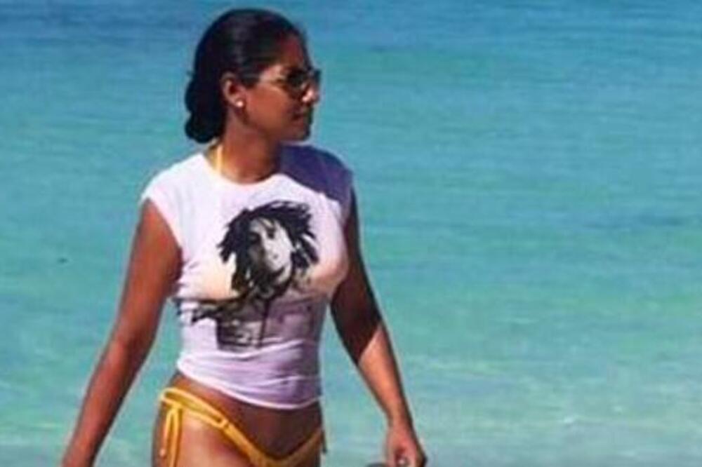 PROVOKATIVNA MINISTARKA ZAPALILA DRUŠTVENE MREŽE: Skinula se u VRELI KUPAĆI, obline VIRE NA SVE STRANE (FOTO)