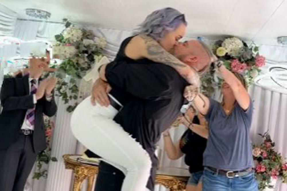 DOK SE VENČAVALA NJENA MAJKA JE PRED SVIMA RADILA 1 STVAR: Ljudi su GLEDALI i nisu mogli da dođu SEBI posle TOGA