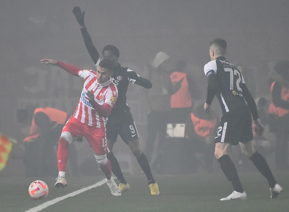 Aleks Vigo u duelu sa fudbalerima Partizana