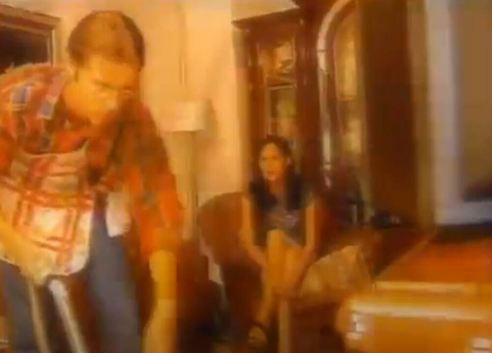 U džinglu iz 1997. godine Ana je imala crnu kosu