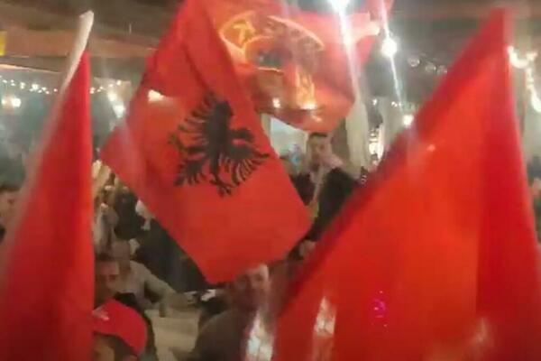 SKANDALOZAN SNIMAK IZ CRNE GORE: Albanci skandirali "UČK", vijorile se zastave "OVK" (VIDEO)