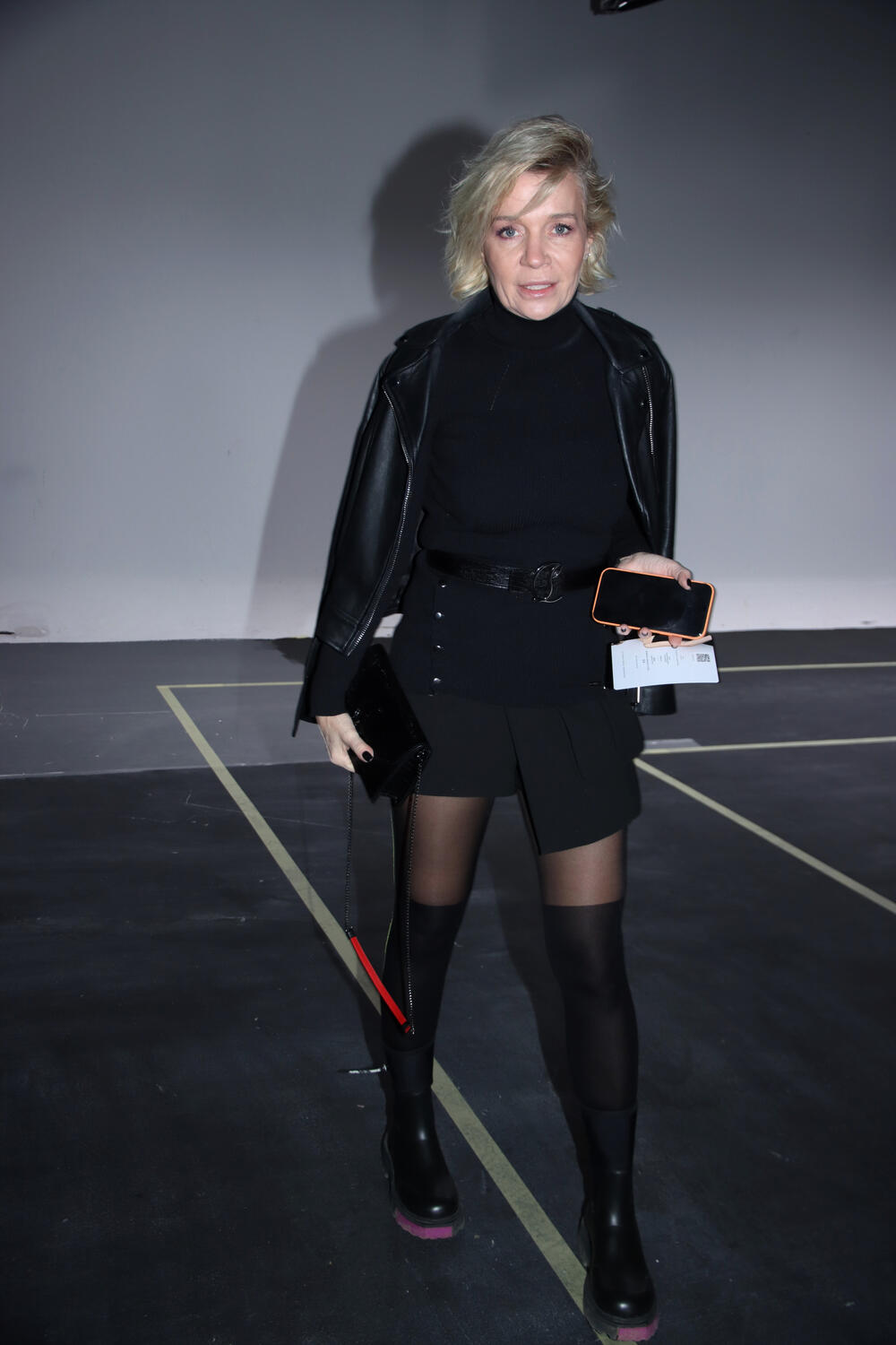 Crna rolka, suknja, zanimljive čarape i ravne čizme su odličan izbor za reviju