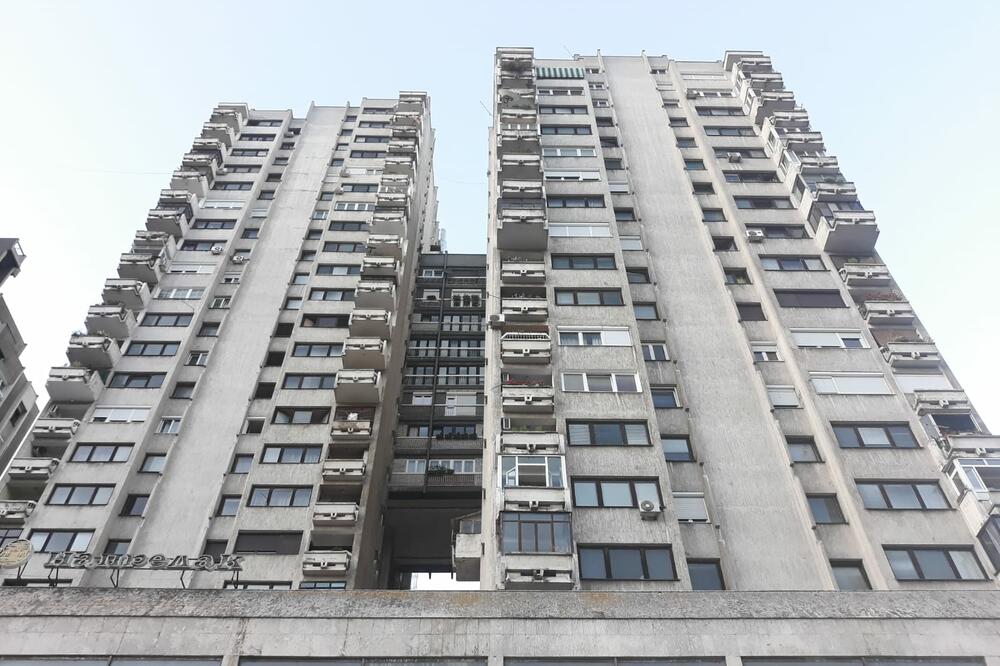 "PITAJU GDE ŽIVIŠ, KAŽEM U LEPOJ BRENI A MOJ KOMŠIJA - U SLATKOM GREHU": Domišljatost Era će vas NASMEJATI do SUZA!